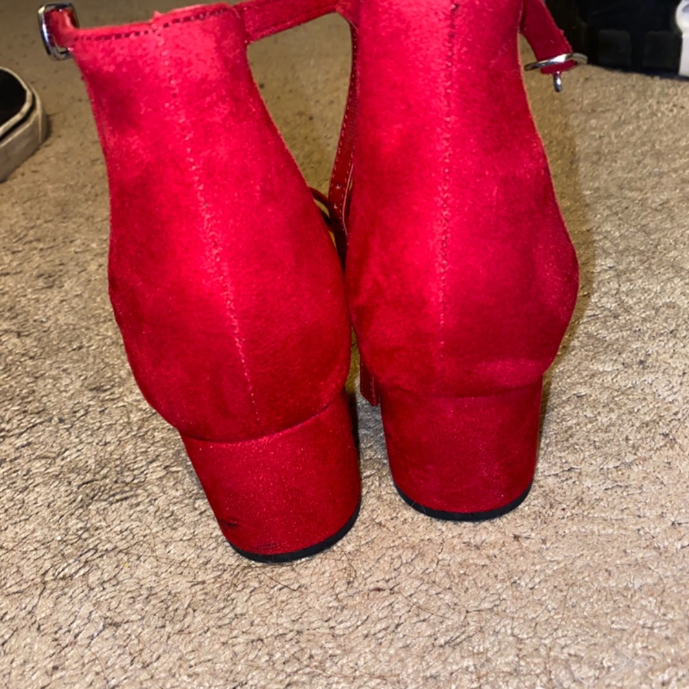 Red heels - Picture 2 of 5